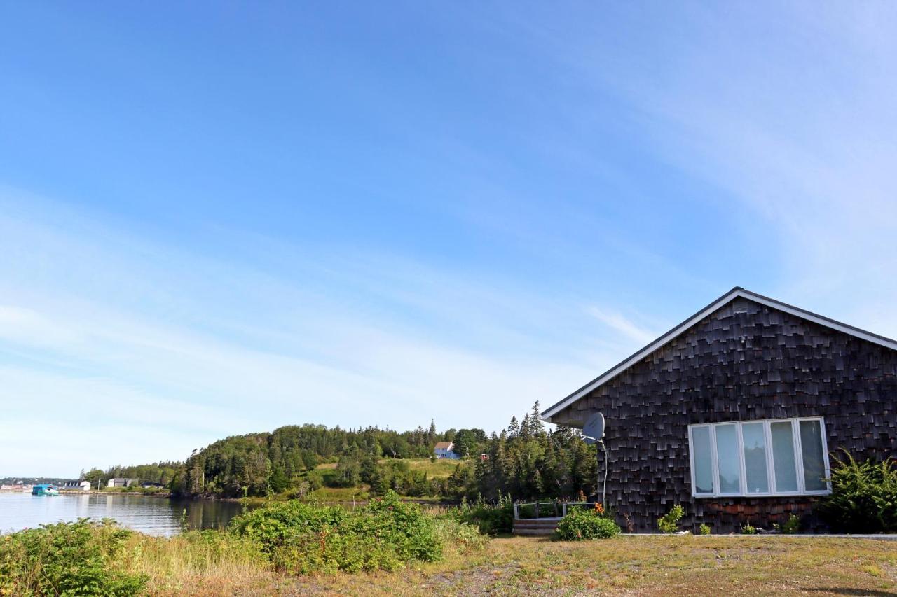 Friars Bay Inn & Cottages Welshpool Екстериор снимка