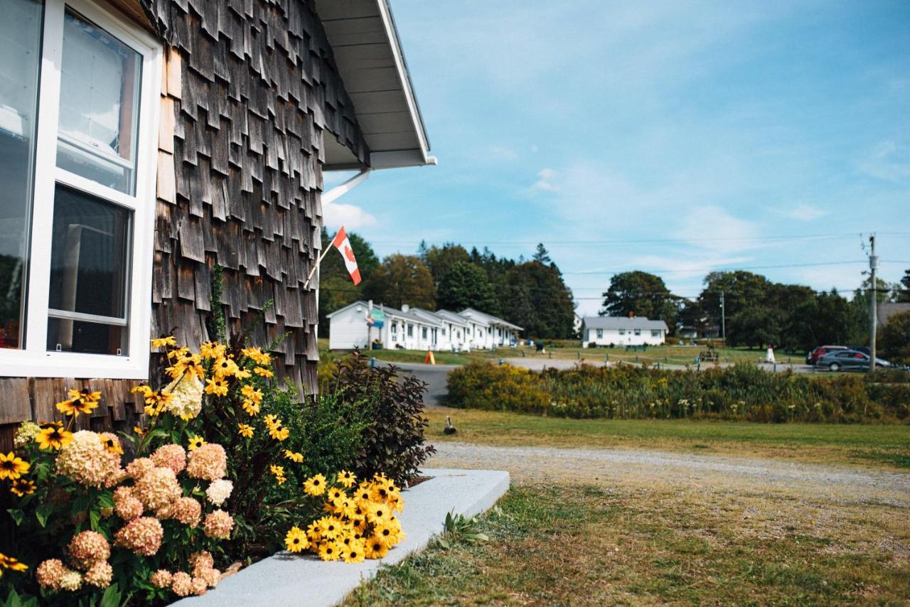 Friars Bay Inn & Cottages Welshpool Екстериор снимка