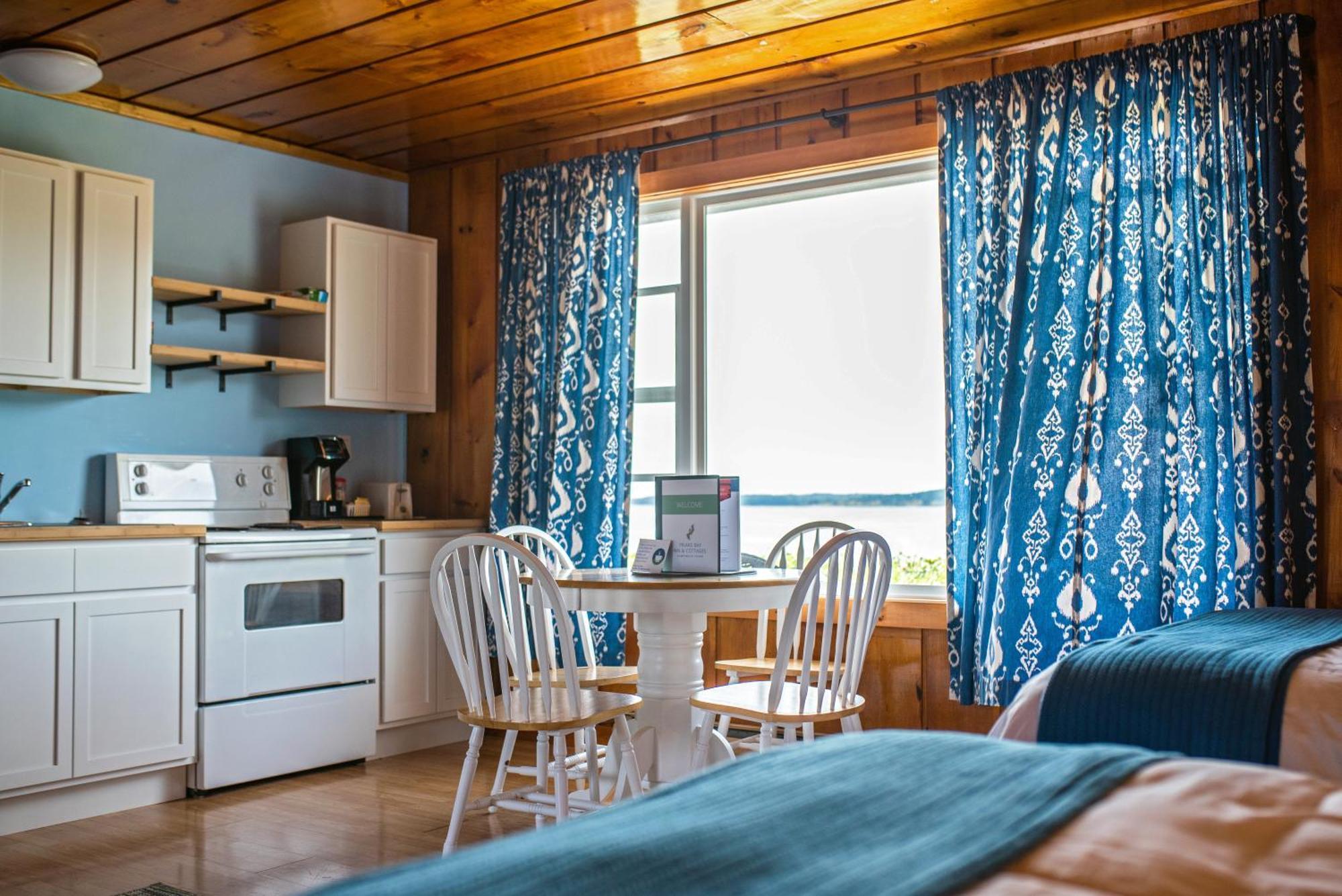 Friars Bay Inn & Cottages Welshpool Стая снимка